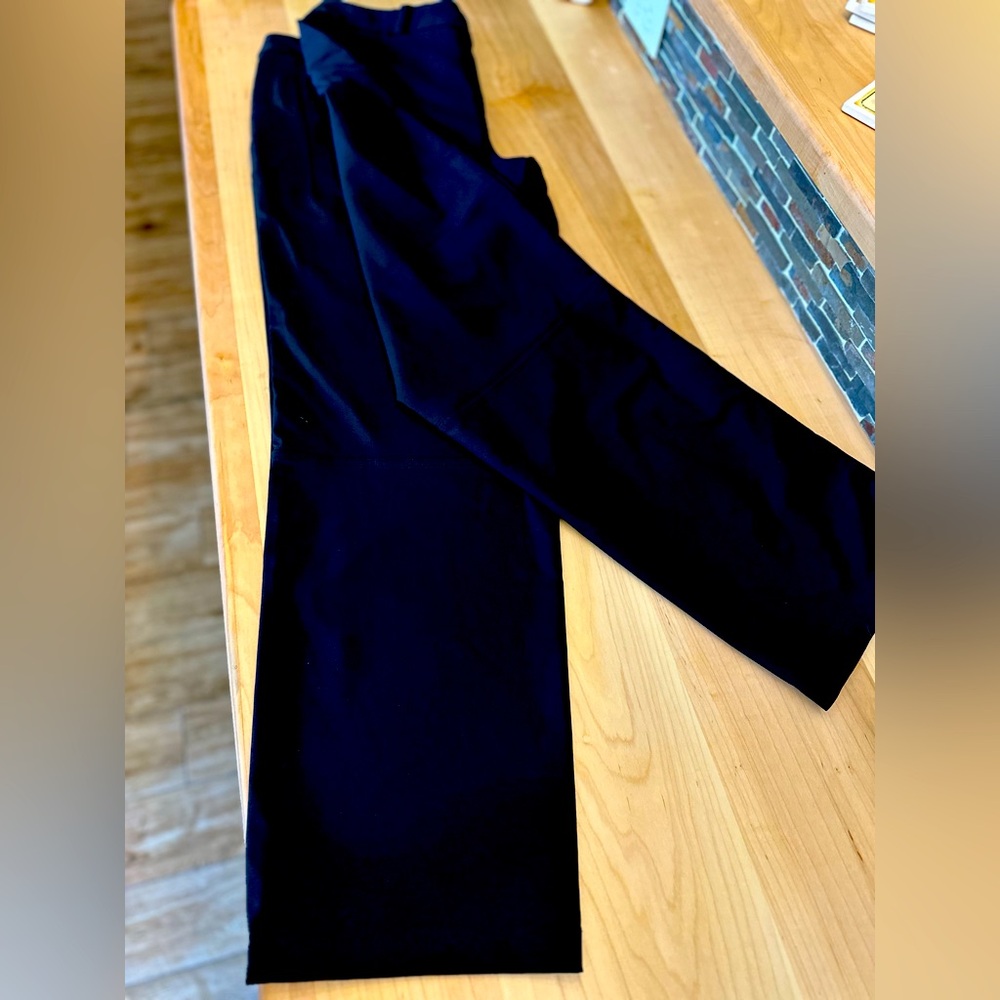 Lululemon men’s lightweight pant.